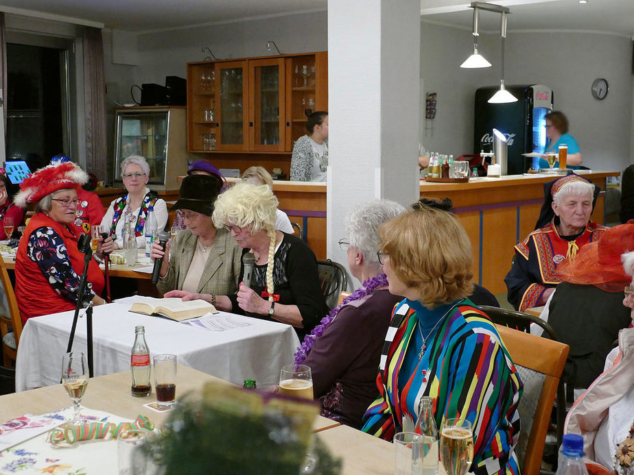 Frauenkarneval der kfd im Landhotel Weinrich (Foto: Karl-Franz Thiede)